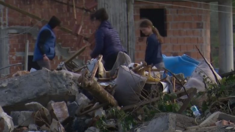 Banorët në Thumanë po kërkojnë nën gërmadha gjëra e dokumente me vlerë