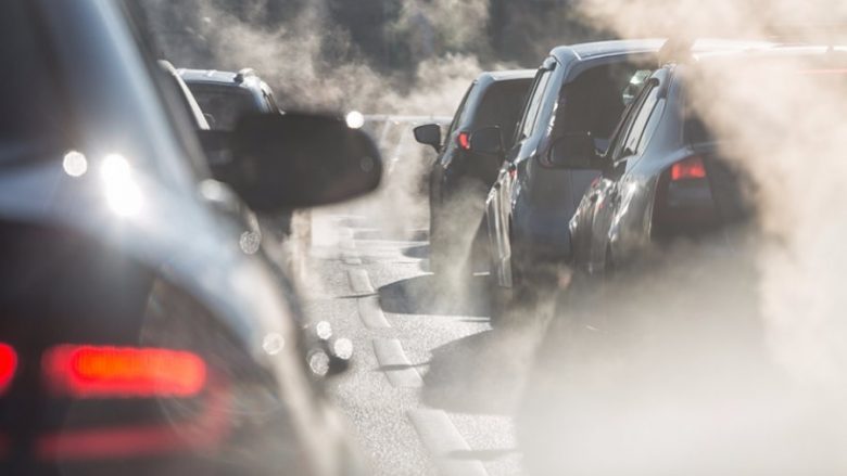 Sondazhi i Pyper: Kosovarët i shohin automjetet si shkaktar kryesor të ndotjes së ajrit