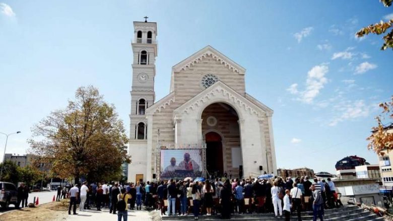 Liderët kosovarë urojnë besimtarët krishterë për festën e Krishtlindjes