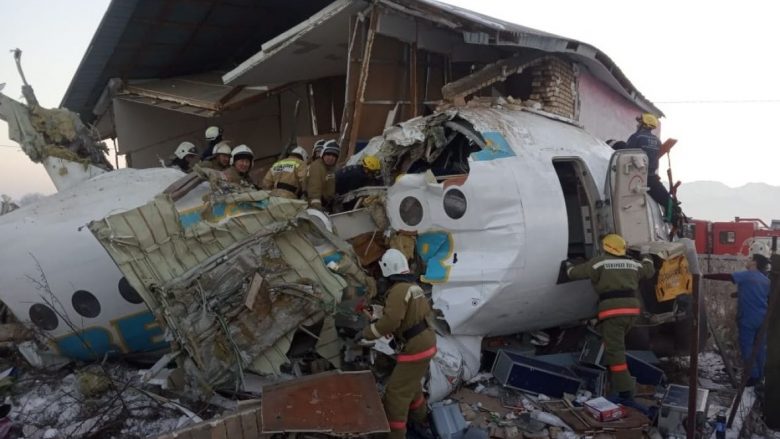 “U dëgjua një tingull i tmerrshëm, gjithçka ishte si në filma”: Aeroplani i rrëzuar në Kazakistan, pasagjerët rrëfejnë tmerrin e përjetuar