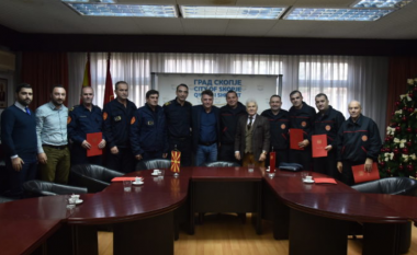 Bashkia e Shkupit u dorëzoi mirënjohje zjarrfikësve dhe vullnetarëve që ndihmuan në Shqipëri