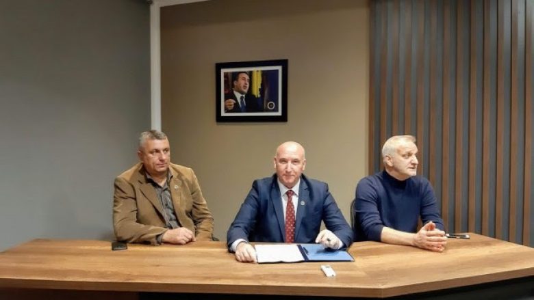 Ali Berisha me kritika për qeverisjen e Gazmend Muhaxherit në Pejë