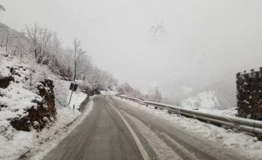 Shqipëria përfshihet nga reshjet e dëborës, ARRSH-ja njofton për vështirësi në disa rrugë