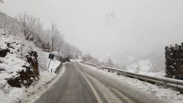 Normalizohet komunikacioni në rrugën Tetovë – Kodra e Diellit, bora shkaktoi vështirësi