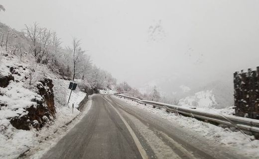 Shqipëria përfshihet nga reshjet e dëborës, ARRSH-ja njofton për vështirësi në disa rrugë