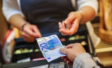Italia kërkon që t’u japë fund pagesave me para të gatshme