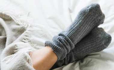 Arsyet pse duhet të flini me çorape
