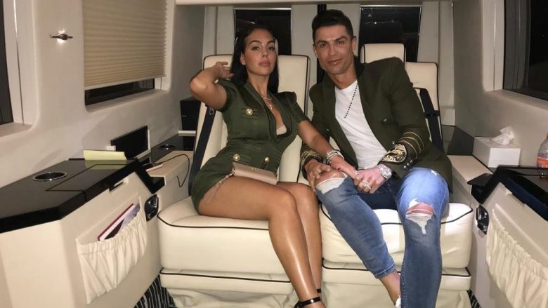 Cristiano Ronaldo shfaqet atraktiv pranë Georginës, teksa i bën një dedikim të veçantë