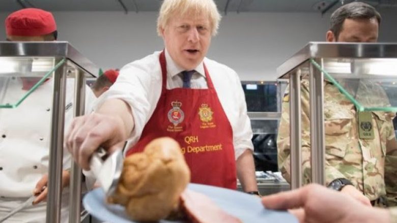 Boris Johnson “lë” postin e kryeministrit, shërben darkën për ushtarët