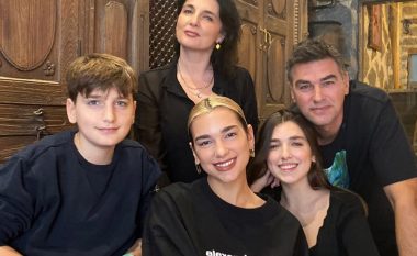 Dua Lipa e lumtur me familje teksa shijon qebapët e gatuar në mënyrë tradicionale në New York