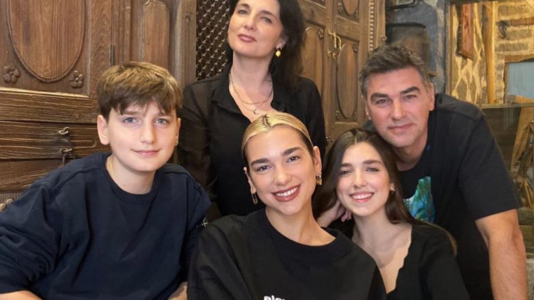 Dua Lipa e lumtur me familje teksa shijon qebapët e gatuar në mënyrë tradicionale në New York