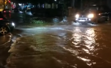 Reshjet e dendura të shiut përmbysin rrugët e Durrësit