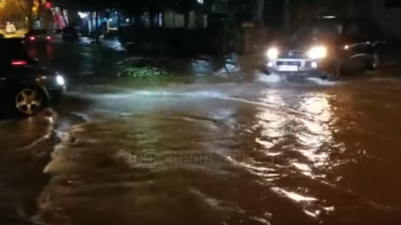 Reshjet e dendura të shiut përmbysin rrugët e Durrësit