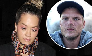 Rita Ora duket e lodhur dhe e mërzitur pas kthimit në shtëpi nga koncerti dedikuar mikut të saj të ndjerë, DJ Aviciit