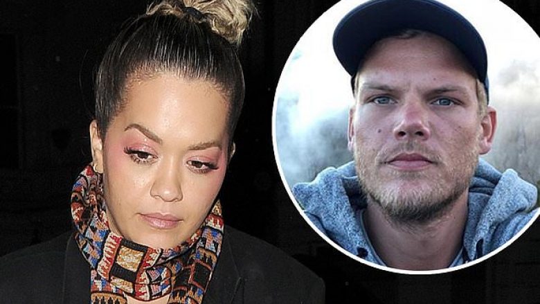 Rita Ora duket e lodhur dhe e mërzitur pas kthimit në shtëpi nga koncerti dedikuar mikut të saj të ndjerë, DJ Aviciit