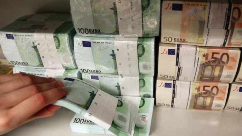 Qytetarët e Shqipërisë kanë mbi 8 miliardë euro nëpër banka komerciale