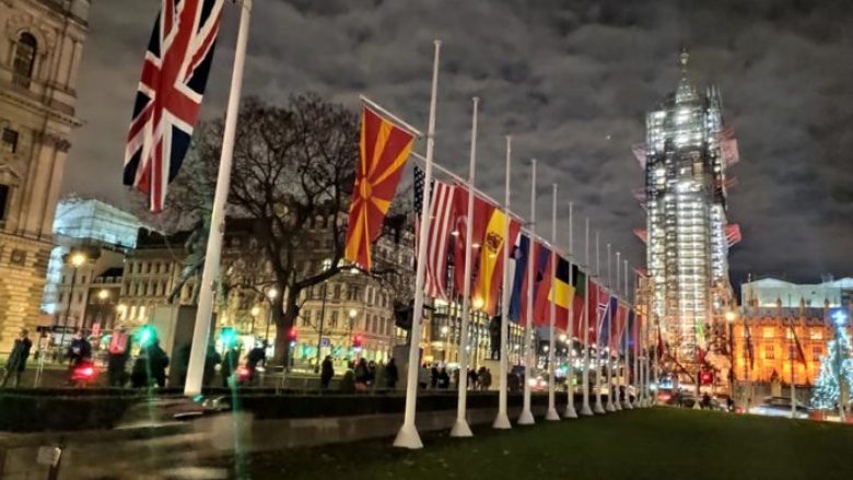 Flamuri i Maqedonisë së Veriut valon në Londër së bashku me flamujt e vendeve anëtare të NATO-s