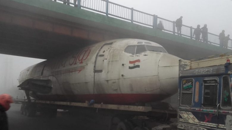 Shoferi bën gabim llogaritjet, aeroplani “ngjitet” për një urë në Indi – pamje nga vendi i ngjarjes