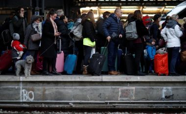 Thellohet greva e punëtorëve të transportit në Francë, hyn në muajin e parë
