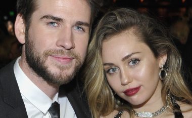 Miley Cyrus thumbon ish-bashkëshortin e saj, Liam Hemsworth me tatuazhin e ri