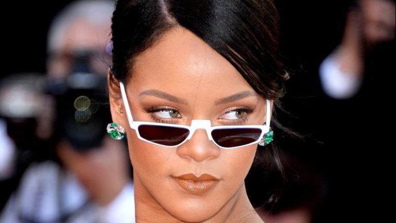 Rihanna thotë se albumi i saj i ri “R9” është gati, por nuk dëshiron ta lansojë akoma