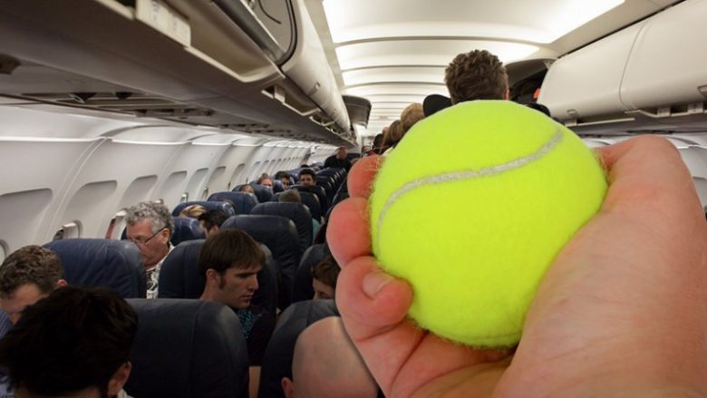 Përse në udhëtime të gjata gjithmonë duhet patjetër të merrni me vete topin e tenisit