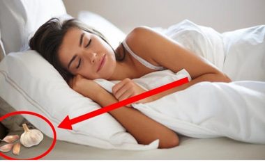 Pse duhet të flesh çdo natë me një hudhër poshtë jastëkut; nuk është paragjykim