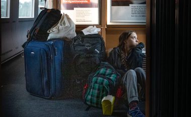 Greta Thunberg publikon një foto e ulur në dyshemenë e trenit, kompania gjermane thotë se ishte ‘ulur në klasin e parë’