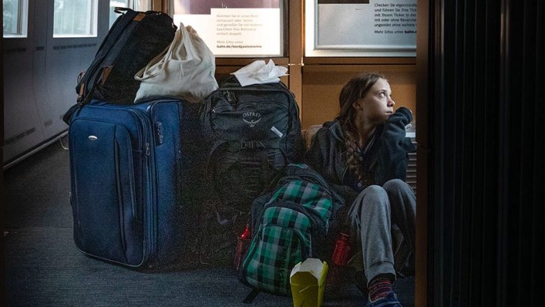 Greta Thunberg publikon një foto e ulur në dyshemenë e trenit, kompania gjermane thotë se ishte ‘ulur në klasin e parë’