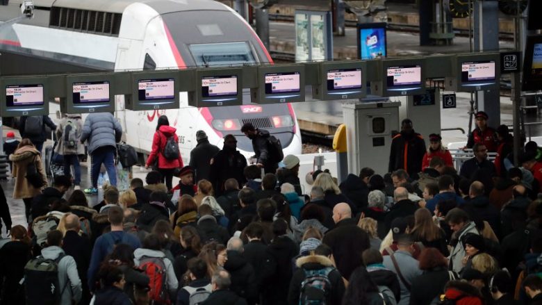 Greva e punëtorëve të hekurudhës në Francë hyn në javën e katërt