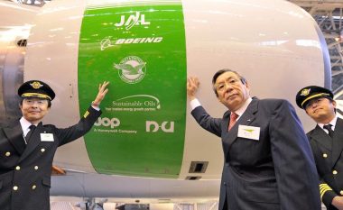 Shefi i ‘Japan Airlines’ shkon në punë me autobus dhe merr pagë më të vogël se disa prej punëtorëve të tij