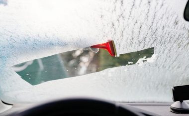 Ju mund të keni larguar akullin nga xhami i veturës suaj gabimisht – ekspertët shpjegojnë mënyrat e duhura për ta bërë një gjë të tillë!