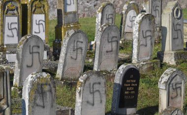 Më shumë se 100 varre hebraike në Francë ngjyrosën me simbole naziste