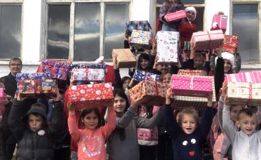 KEDS shpërndau qindra dhurata për fëmijët për fundvit