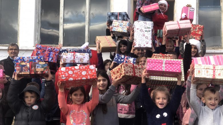 KEDS shpërndau qindra dhurata për fëmijët për fundvit