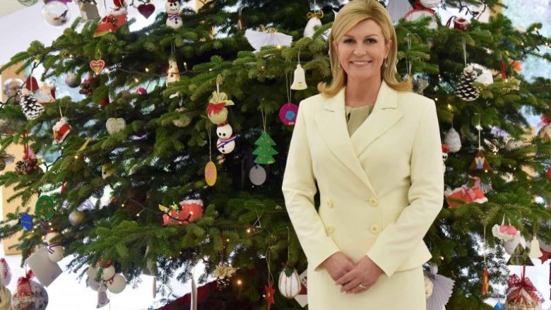Fotografia e presidentes Kolinda Grabar-Kitaroviq në urimin për Krishtlindje, mediat kroate vërejnë detajin befasues