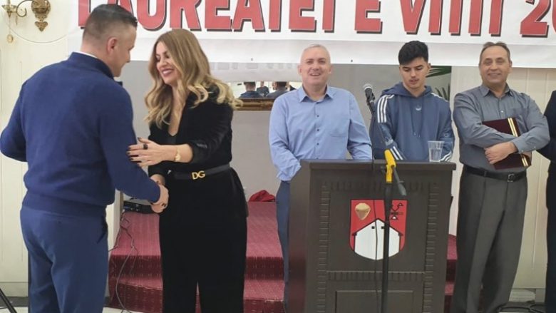 Leonora Jakupi nderohet me mirënjohje nga Komuna e Skenderajt