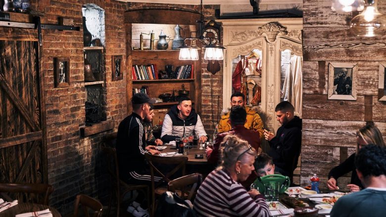 Top restorantet më të mira në Nju Jork, në mesin e tyre edhe ai i shqiptarëve – “Cka Ka Qellu”