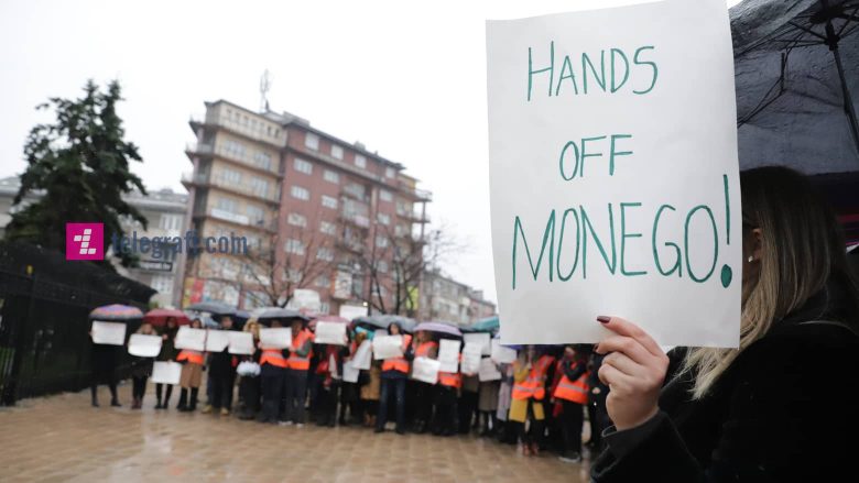 Protestojnë punëtorët e Monego-s, kërkojnë hapjen e degëve të kompanisë dhe kthimin në vendet e punës