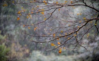 Moti në Kosovë, reshje shiu dhe fjolla bore në viset malore