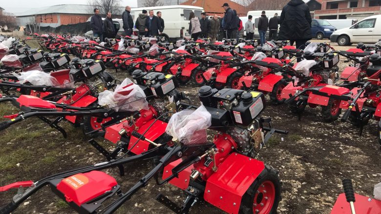 Ndahen 100 motokultivatorë për fermerët e Komunës së Drenasit