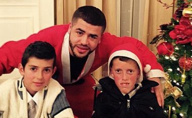 Noizy vishet si babadimër dhe befason fëmijët në Durrës