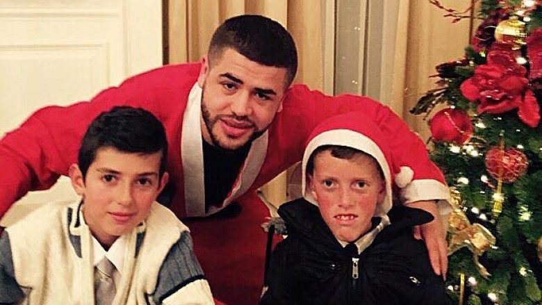 Noizy vishet si babadimër dhe befason fëmijët në Durrës