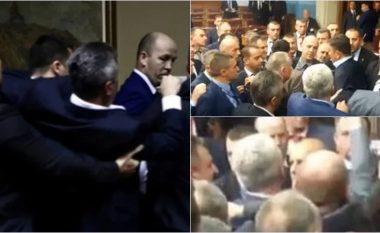 Kaos në Parlamentin e Malit të Zi, “fluturuan” shishet dhe mikrofonat, pati fyerje e sharje – derisa intervenoi policia