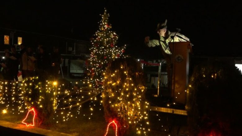 Pema e Krishtlindjeve e KFOR-it u ndriçua në kampin Film City