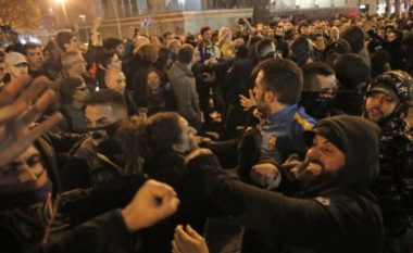 El Clasico shkoi mirë në stadium, gjendje lufte jashtë mes katalunasve dhe policisë ku nuk munguan as arrestimet