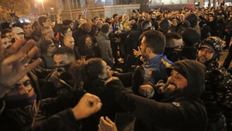 El Clasico shkoi mirë në stadium, gjendje lufte jashtë mes katalunasve dhe policisë ku nuk munguan as arrestimet