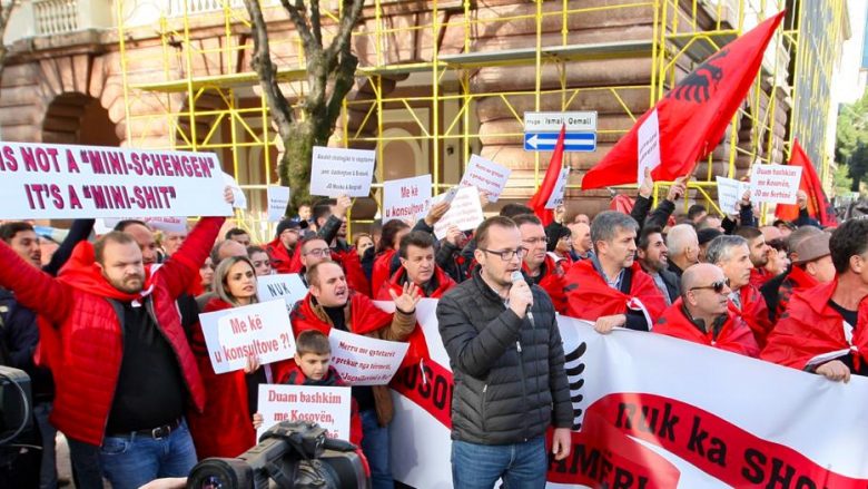 Protestuesit shpërthejnë në thirrje para Kryeministrisë: “Kosova, zemra e Shqipërisë”, “Rama ik”, “Edvin tradhtar”