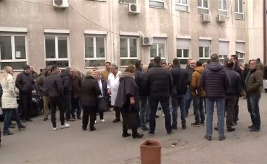 Shkup, administrata e kompleksit klinik ‘Nëna Tereza’ proteston për paga më të larta