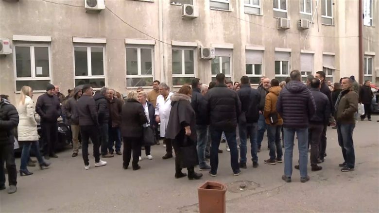 Shkup, administrata e kompleksit klinik ‘Nëna Tereza’ proteston për paga më të larta